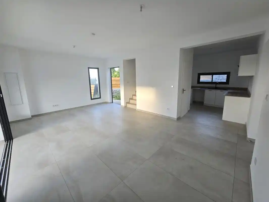 Photo 1 - Maison à louer - Ancien 1 300 € 4 pièces 2 chambres 92 m² Saint-André 97440