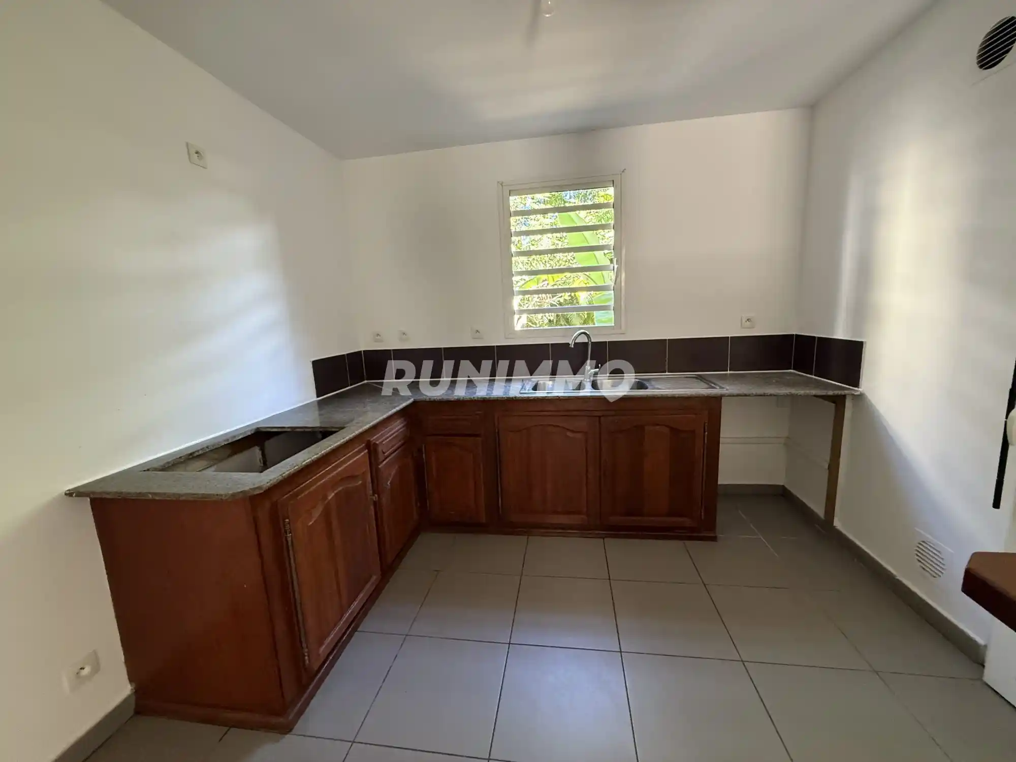Photo 4 - Appartement à louer - Ancien 878 € 4 pièces 3 chambres 85 m² Saint-Benoît 97470