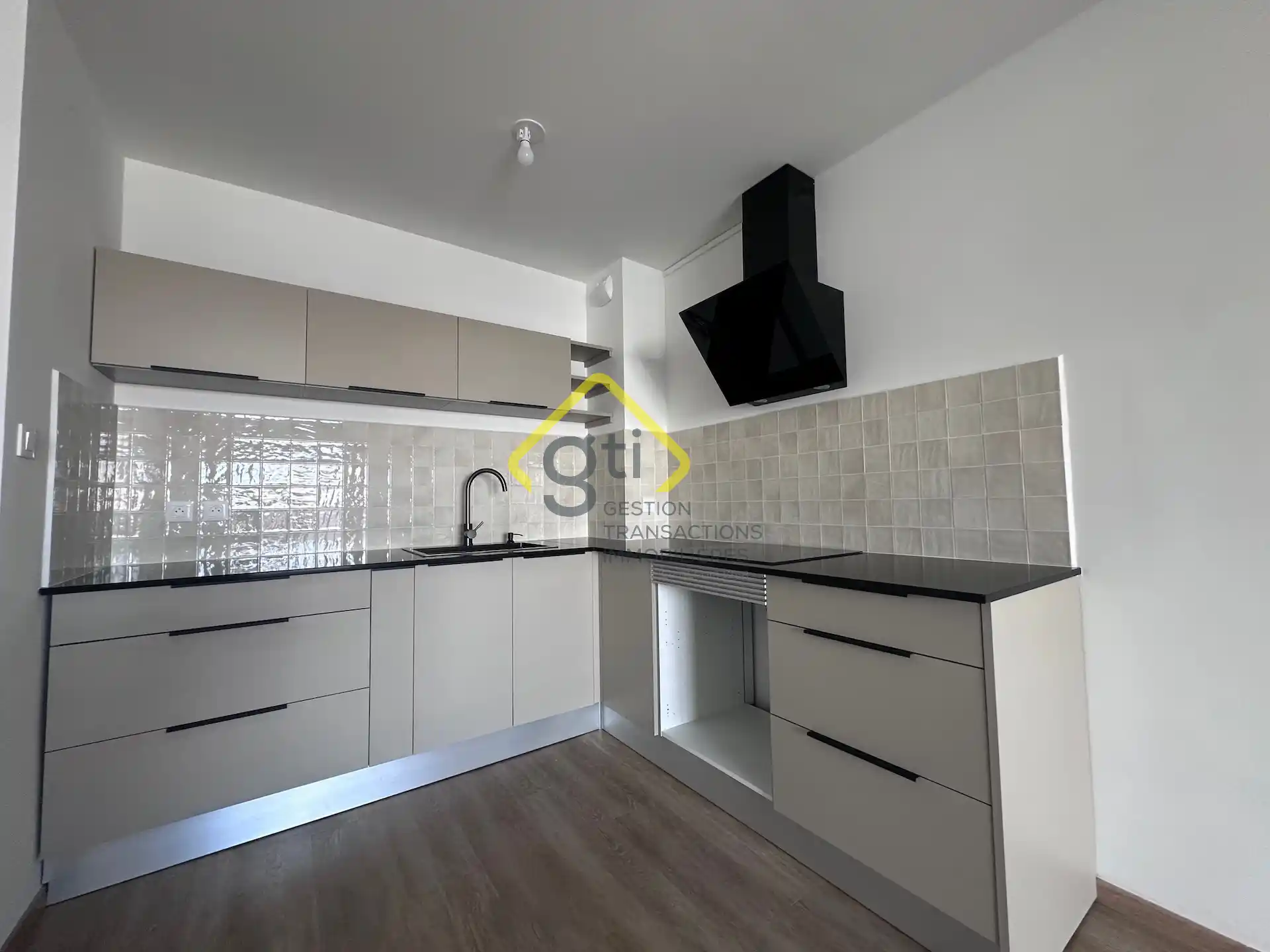 Photo 2 - Appartement à louer - Ancien 750 € 2 pièces 1 chambres 43.58 m² Saint-Denis 97400