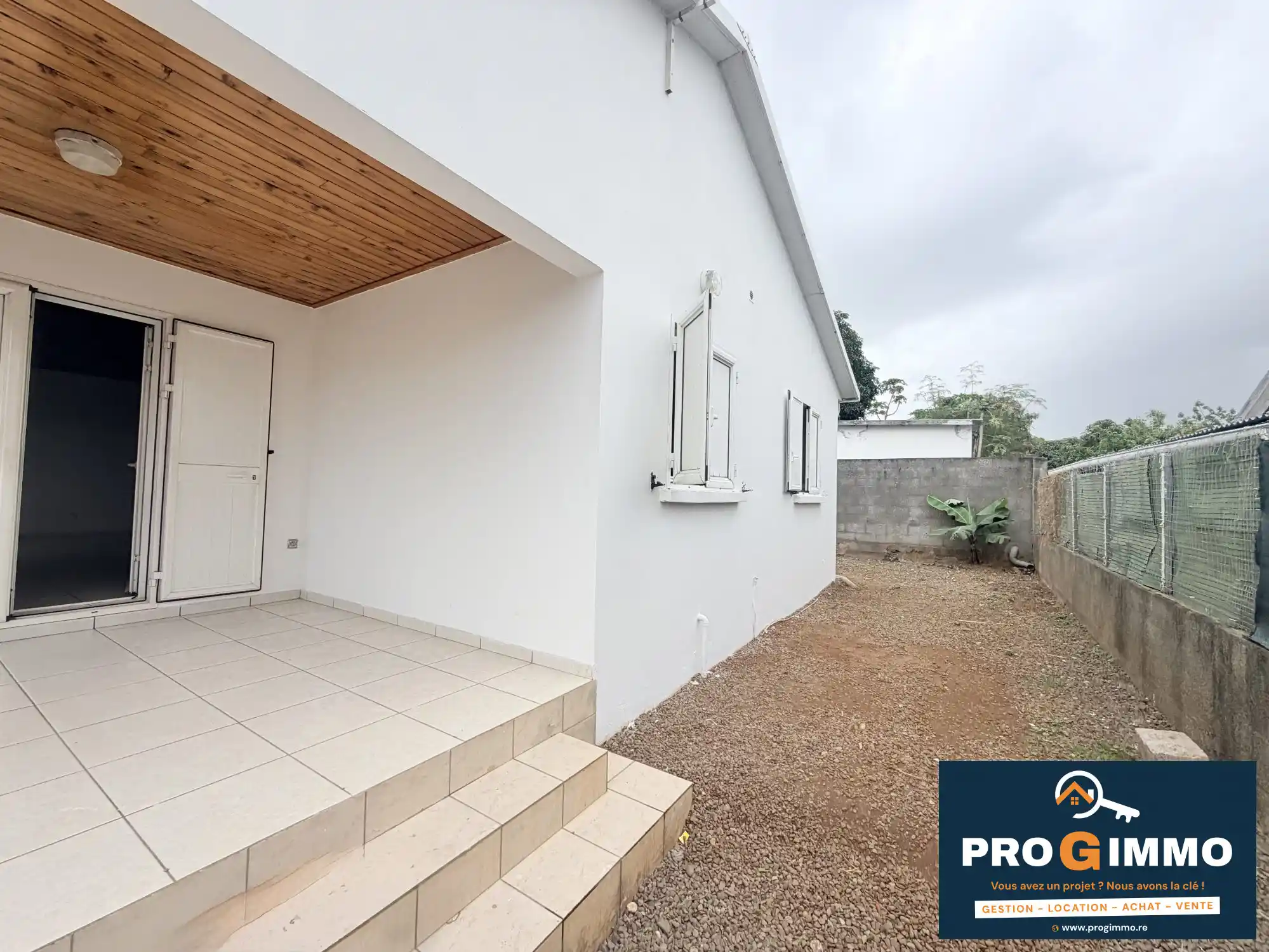 Photo 1 - Maison à louer - Ancien 920 € 3 pièces 2 chambres 77 m² Saint-Louis 97450