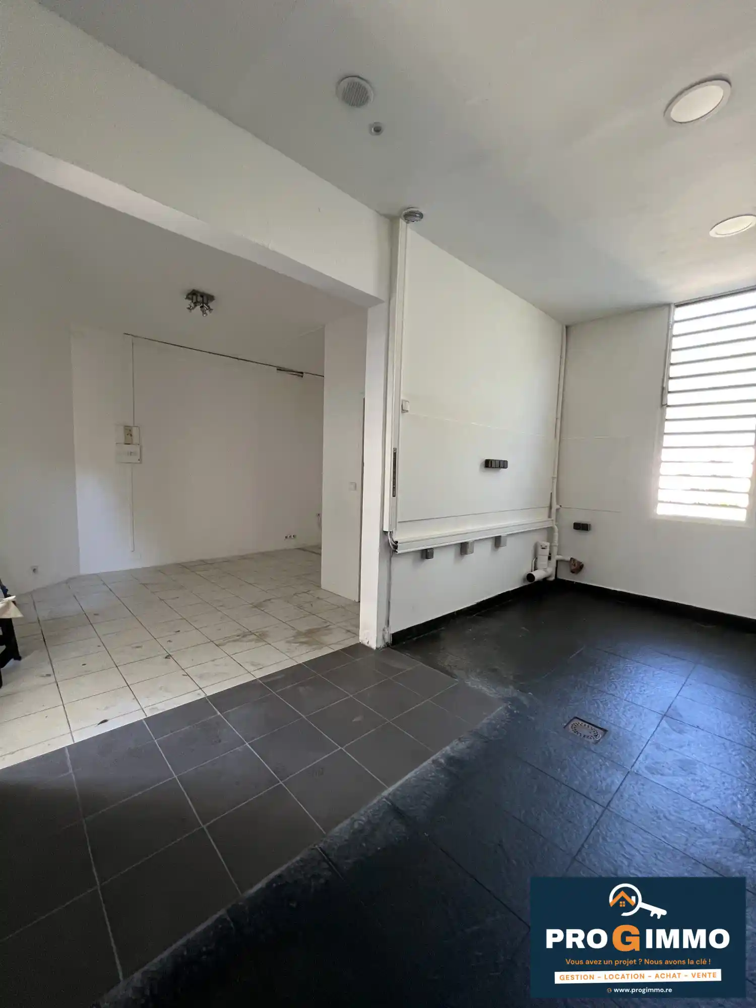 Photo 1 - Local / Bureaux à louer - Ancien 1 500 € 35 m² Saint-Pierre 97410