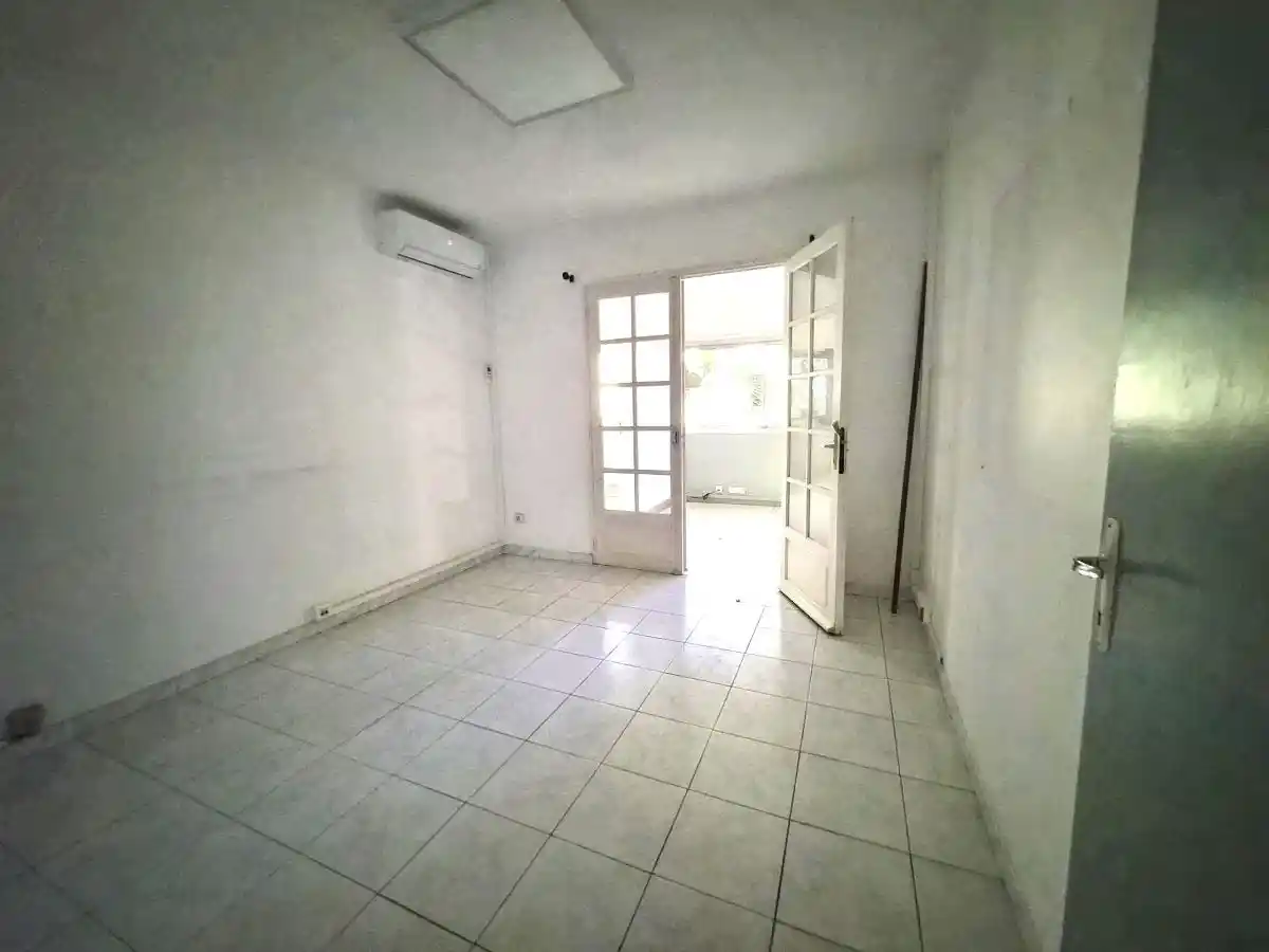 Photo 2 - Local / Bureaux à louer - Ancien 3 700 € 325 m² Saint-Paul Saint-Gilles les Hauts 97435