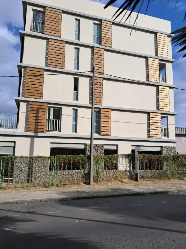 Photo 1 - Local / Bureaux à louer - Ancien 2 085 € 99 m² Le Port 97420