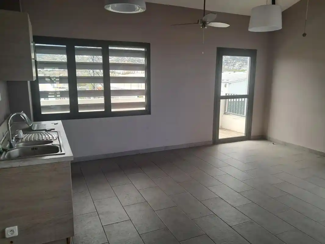 Photo 2 - Bureaux à louer - Ancien 1 331 € 55 m² Le Port 97420