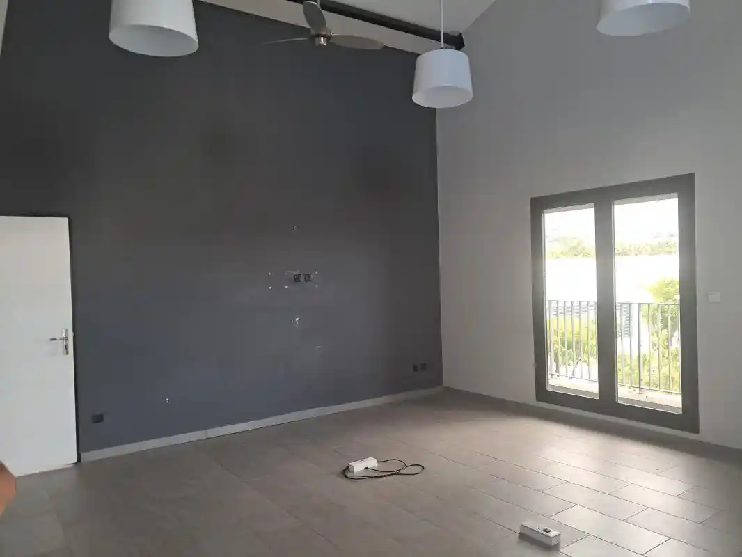 Photo 1 - Bureaux à louer - Ancien 1 331 € 55 m² Le Port 97420