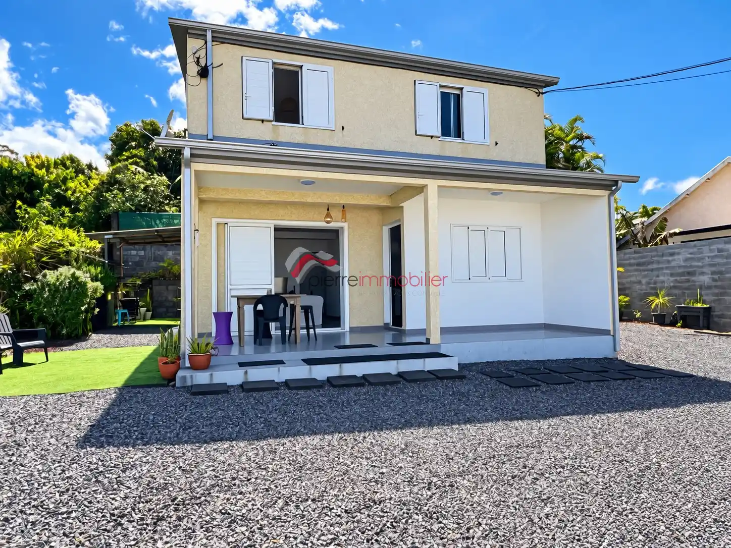 Photo 1 - Maison à louer - Ancien 1 300 € 4 pièces 3 chambres 103 m² Saint-Pierre 97410