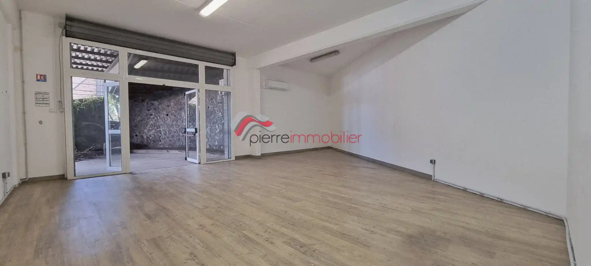 Photo 3 - Local commercial à louer - Ancien 1 500 € 80 m² Saint-Pierre 97410