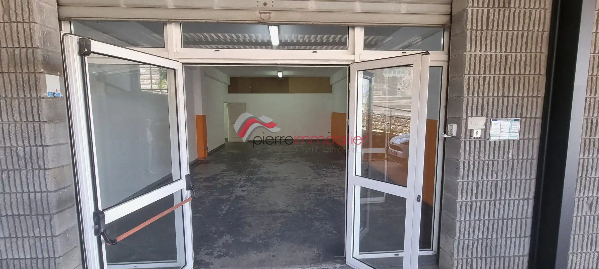 Photo 2 - Local commercial à louer - Ancien 1 500 € 73 m² Saint-Pierre 97410