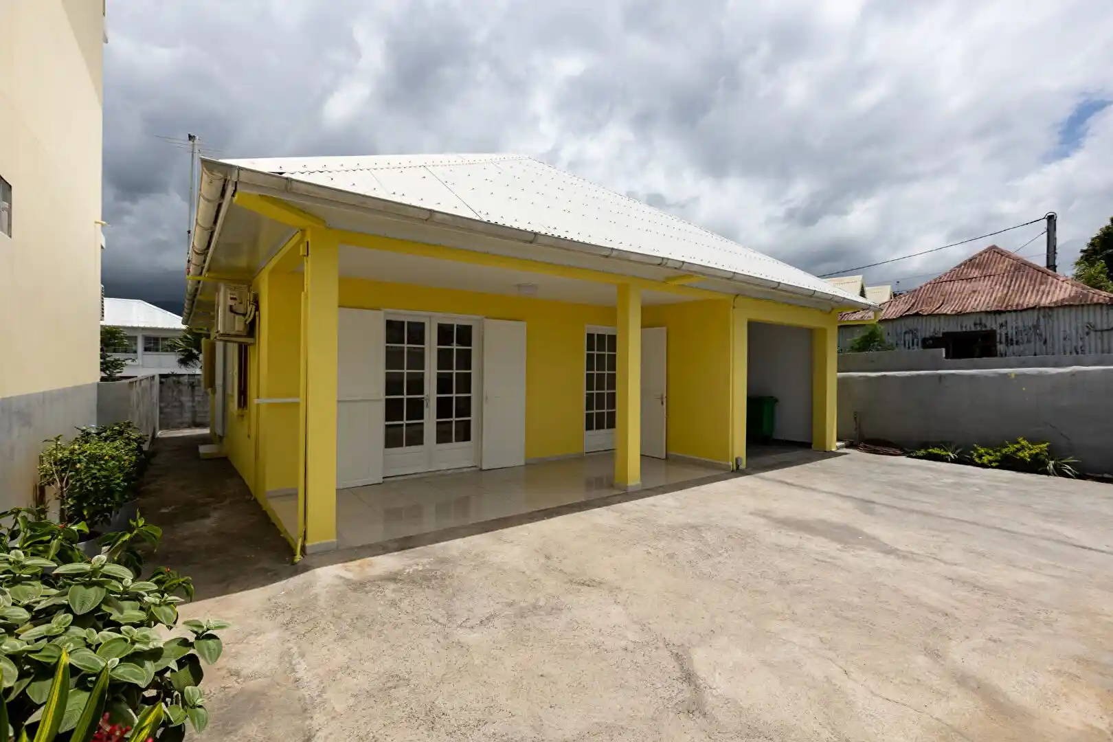 Photo 1 - Maison à louer - Ancien 998 € 4 pièces 3 chambres 70 m² Saint-Louis 97450