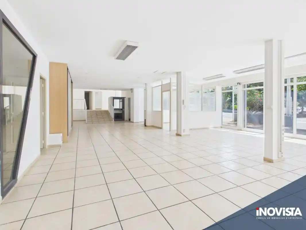 Photo 1 - Local / Bureaux à louer - Ancien 6 434 € 327 m² L'Étang-Salé 97427