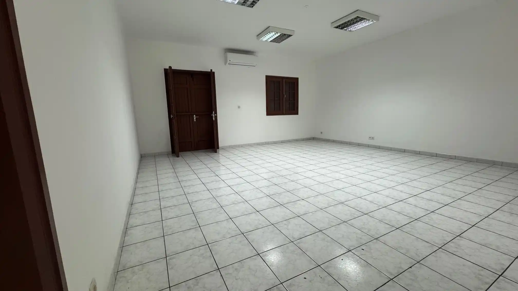 Photo 2 - Bureaux à louer - Ancien 4 360 € 208 m² Saint-Denis 97400