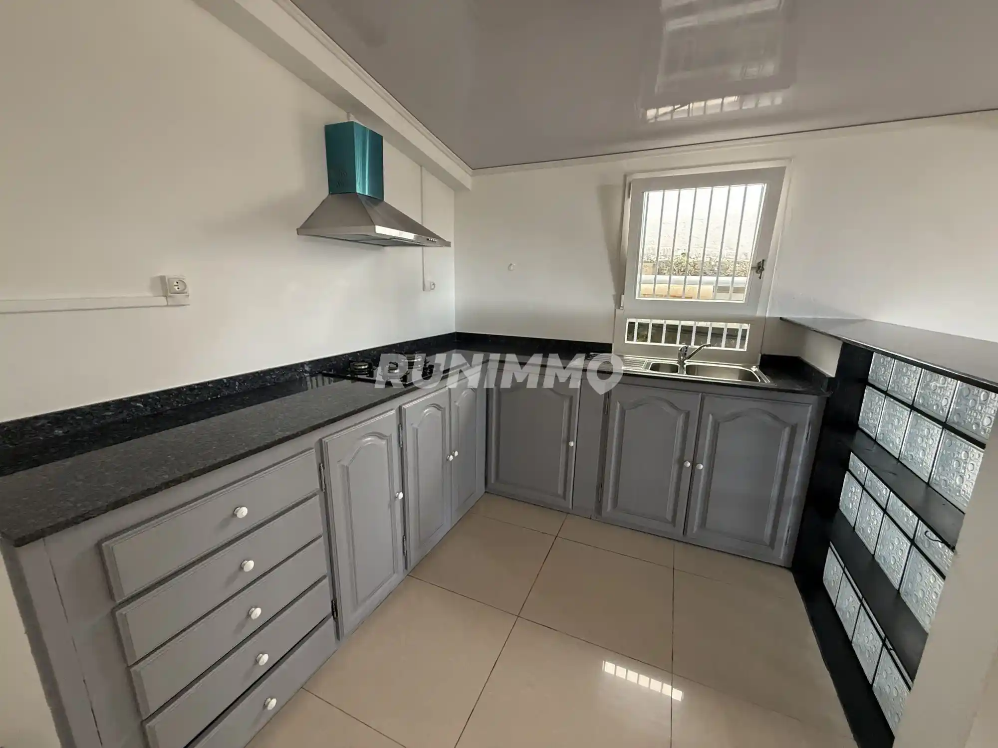 Photo 4 - Maison à louer - Ancien 1 080 € 4 pièces 3 chambres 85 m² Saint-Denis Sainte-clotilde 97490